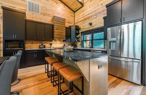 Broken Bow Cabin | Riverfront Modern Cabin/Pickle Ball/Slide/Shuffleboard/Outdoor Shower