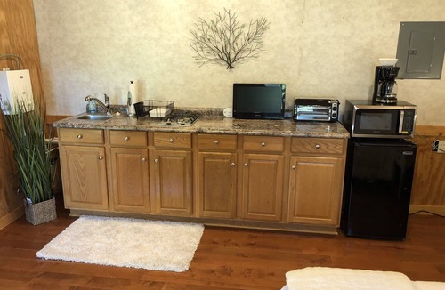 Elkton Cottage | Rivergreen Cottage-"Off The Grid"-WALK TO RIVER! Solar Powered!