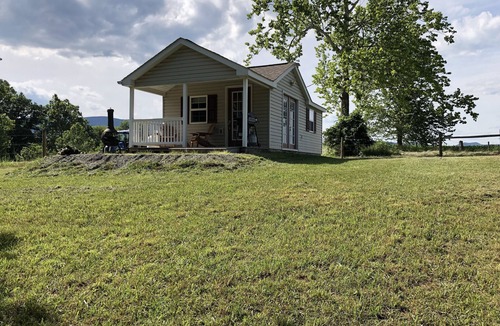 Elkton Cottage | Rivergreen Cottage-"Off The Grid"-WALK TO RIVER! Solar Powered!