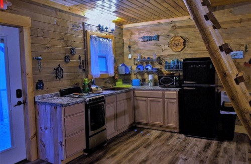 Pittsburg Cabin | Riverside Blue~Charming clean cabin on Rockcastle River! Pretty + forest themed!