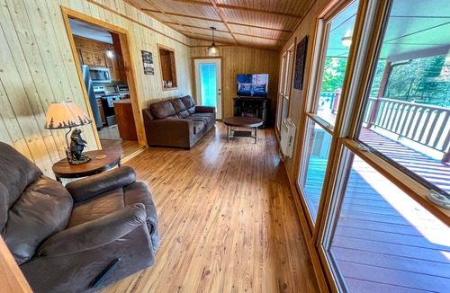 Grassy Creek Cabin | Riverside Escape Too: 4 BR, 2.5 BA Cabin/Bungalow in Piney Creek, Sleeps 8