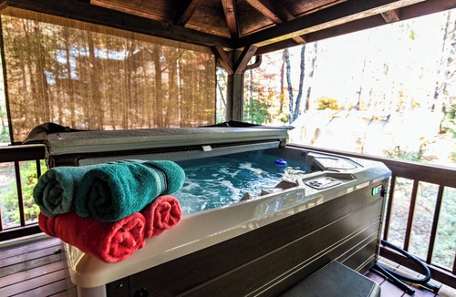 Suches Cabin | Riversong -3 BR Log Cabin on Toccoa River -Hot Tub, Firepit, Wood Fireplace