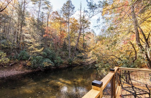Suches Cabin | Riversong -3 BR Log Cabin on Toccoa River -Hot Tub, Firepit, Wood Fireplace