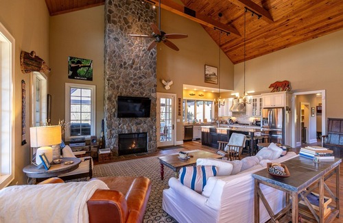 Jefferson House | Robin Hoods Retreat - Luxury home, walk to river, hot tub, fire pit!