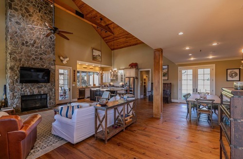Jefferson House | Robin Hoods Retreat - Luxury home, walk to river, hot tub, fire pit!