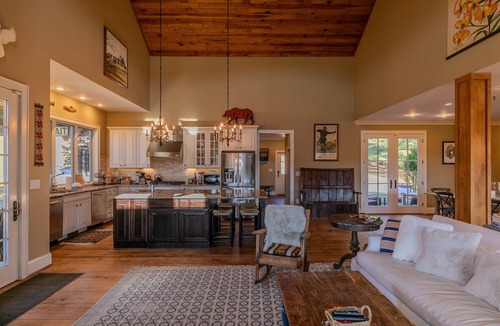 Jefferson House | Robin Hoods Retreat - Luxury home, walk to river, hot tub, fire pit!
