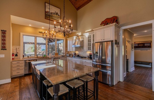 Jefferson House | Robin Hoods Retreat - Luxury home, walk to river, hot tub, fire pit!