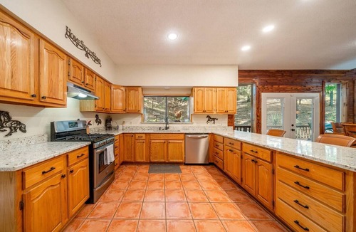 Mid America Cabin | Rock Creek Cabin — 4BR, Sleeps 10 | Lake Hamilton | Hot Springs