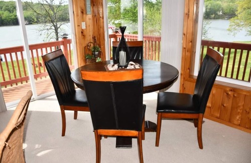 Cadiz House | Rockcastle Sunset Cove - Lakefront Vacation Retreat