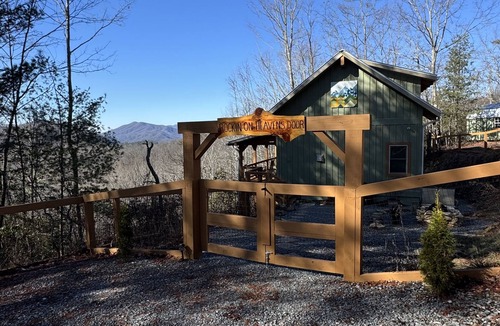 Topton Cabin | Rocking on Heaven's Door-Covered Porch - WIFI - Gas Grill