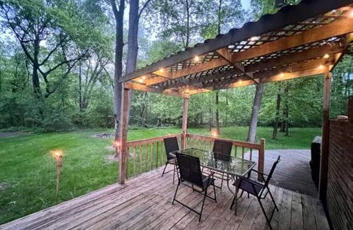 South Lyon Apartment | RockN'Roll Retreat Private Guest Suite @Pickleball quiet rural setting on 5 acre
