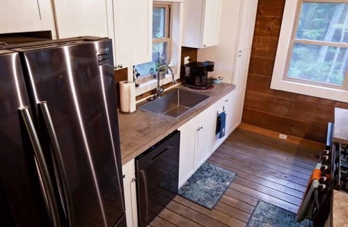 Lansing Cabin | Rocky Top Retreat-Decorated for Christmas Near NPS