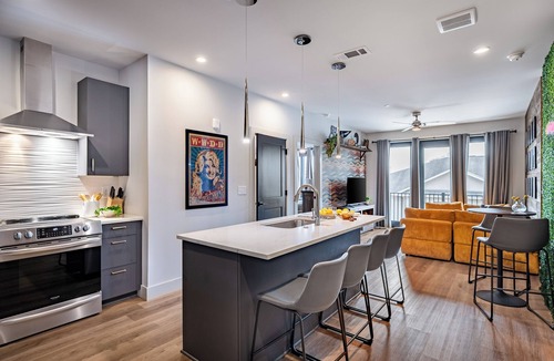 West End House | Rodeo Roundup by AvantStay | Modern Retreat Near Parks, Music & Nightlife