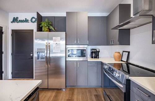 West End House | Rodeo Roundup by AvantStay | Modern Retreat Near Parks, Music & Nightlife