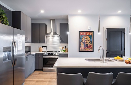 West End House | Rodeo Roundup by AvantStay | Modern Retreat Near Parks, Music & Nightlife