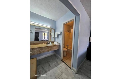 Hattiesburg Apartment | Rodeway Inn Hattiesburg North - King Room - Smoking 4