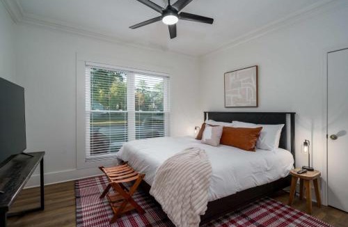 Northport House | Roll Tide Bungalow-3 miles to UA- 5 TVs- Game Room