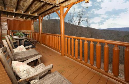 Sevierville Villa | Romancing - 2 BR High In The Mountains