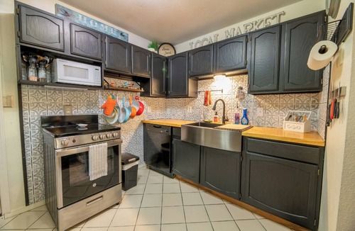 Rocky Grove Condo | Romantic 1BD Condo w/Grill! Near CREEK + Dogs OK!