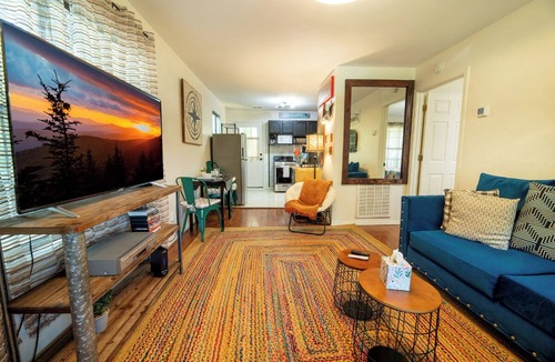 Rocky Grove Condo | Romantic 1BD Condo w/Grill! Near CREEK + Dogs OK!