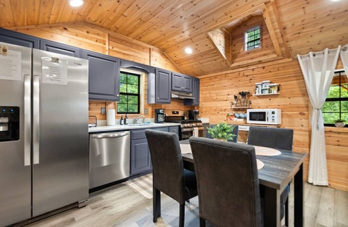 Stanton Cabin | Romantic Cabin | 9 Mn to Gorge | Dog Friendly Stay
