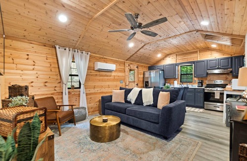 Stanton Cabin | Romantic Cabin | 9 Mn to Gorge | Dog Friendly Stay
