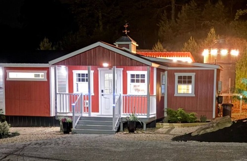 Stockdale Cabin | Romantic Cabin on 100 Private Acres Hot Tub + Silo Shower
