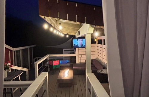 Stockdale Cabin | Romantic Cabin on 100 Private Acres Hot Tub + Silo Shower