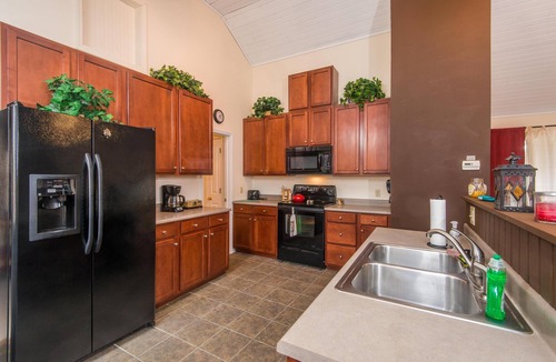 Nashville Cottage | Romantic Cottage for Two | Hot Tub, Fireplace & Near Nashville 1 BR, 1BA