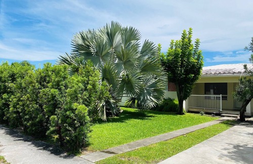 Highland Garden House | Romantic Hollywood villa 4bedroom 2/1 bath w/private pool — 2 ml from the beach