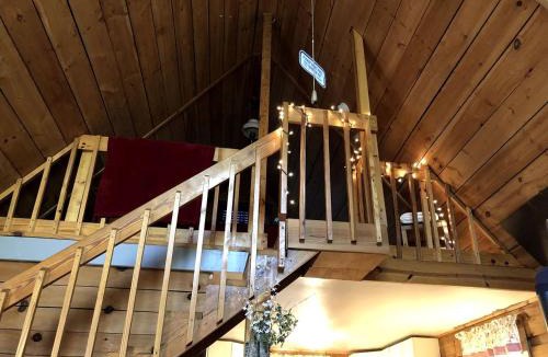 Tellico Plains House | Romantic Log Cabin with Hot Tub near Cherokee National Forest, Tennessee