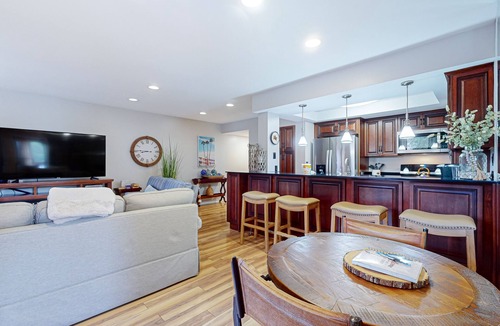 Shelter Cove Condo | Romantic Marina View Condo w/Free WiFi, Balconies, Washer/Dryer, & Shared Pool