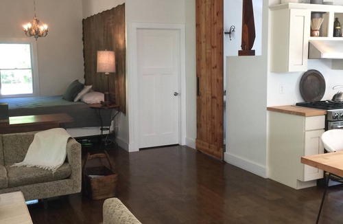 Union Pier House | Romantic Modern Casita Nestled In The Woods. PET FRIENDLY! Close to Beach 🏖️