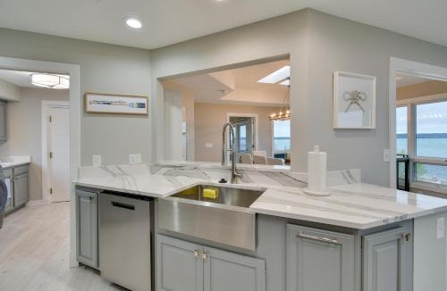 Traverse City House | Rooftop Deck, Bay Views! Traverse City Penthouse