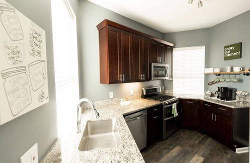 Lafayette Square Apartment | Rooftop deck, massage chair, fireplace, king bed, cool shower