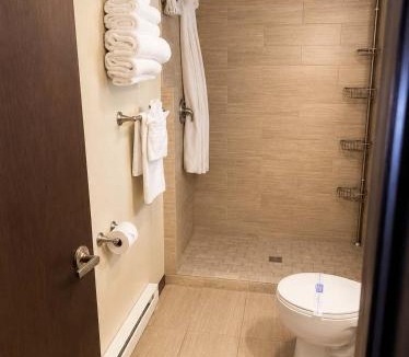 Grayling House | Room 14-2 Queen SuiteWoodland Motor Lodge