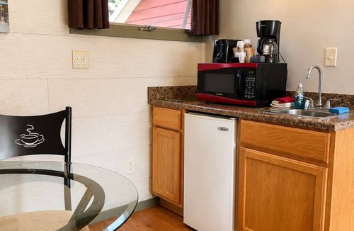Grayling House | Room 15-1 Queen Suite-Woodland Motor Lodge