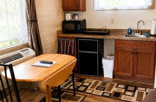Grayling House | Room 18-1 Queen Suite-Woodland Motor Lodge