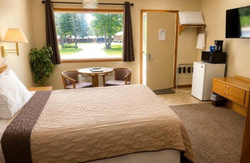 Grayling House | Room 27-1 Queen 1 Full Suite-Woodland Motor Lodge
