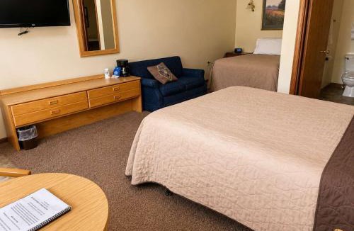 Grayling House | Room 27-1 Queen 1 Full Suite-Woodland Motor Lodge