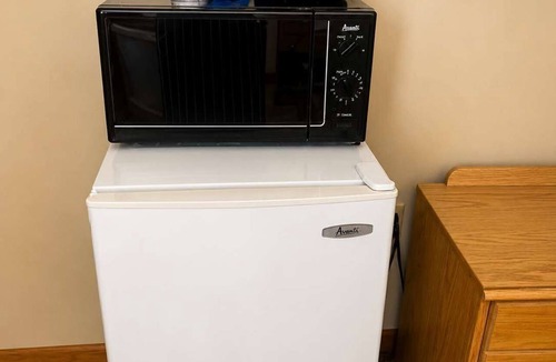 Grayling House | Room 28-1 Queen 1 Full Suite-Woodland Motor Lodge