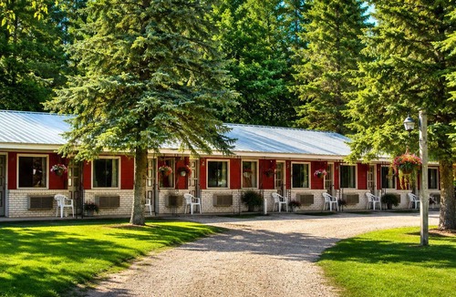Grayling House | Room 28-1 Queen 1 Full Suite-Woodland Motor Lodge
