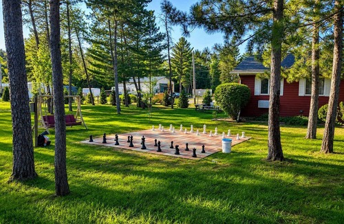 Grayling House | Room 28-1 Queen 1 Full Suite-Woodland Motor Lodge