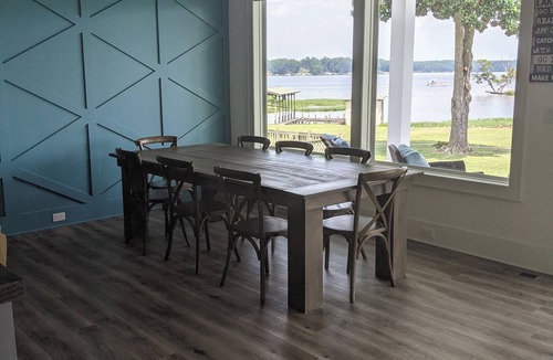 Norwood House | “Room for Everyone: Seven-Bedroom Lakefront Getaway on Lake Tillery”