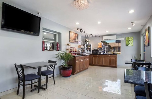 Salem Hotel | Room for the Whole Crew! 3 Double Suites w/ Kitchenettes & Free Wi-Fi
