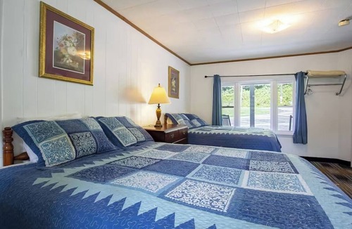 Cherokee Hotel | Room w/BBQ Access & Riverfront Ambiance – Ideal for Relaxing Mountain Retreats