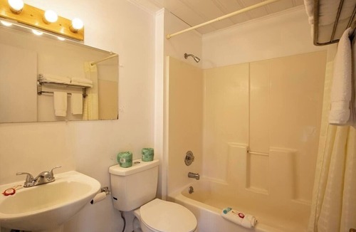 Cherokee Hotel | Room w/BBQ Access & Riverfront Ambiance – Ideal for Relaxing Mountain Retreats
