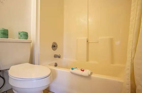Cherokee Hotel | Room w/BBQ Access & Riverfront Ambiance – Ideal for Relaxing Mountain Retreats