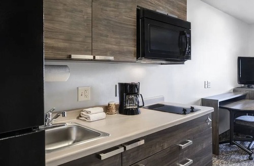 Rogers Hotel | Room w/Kitchen & Breakfast in Bed Option near Cole Mountain Bike Preserve