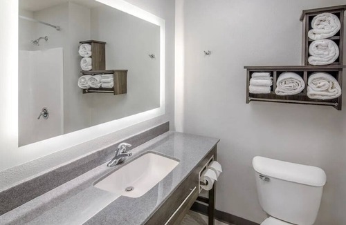 Rogers Hotel | Room w/Kitchen & Breakfast in Bed Option near Cole Mountain Bike Preserve